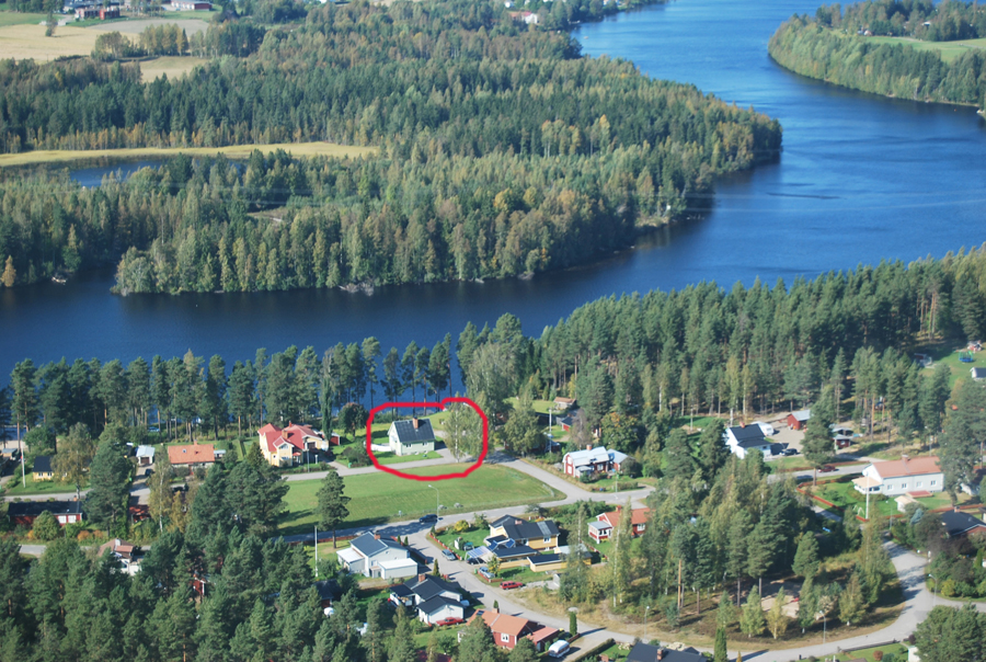 Villa Solsidan is the green house in the centre of the image.