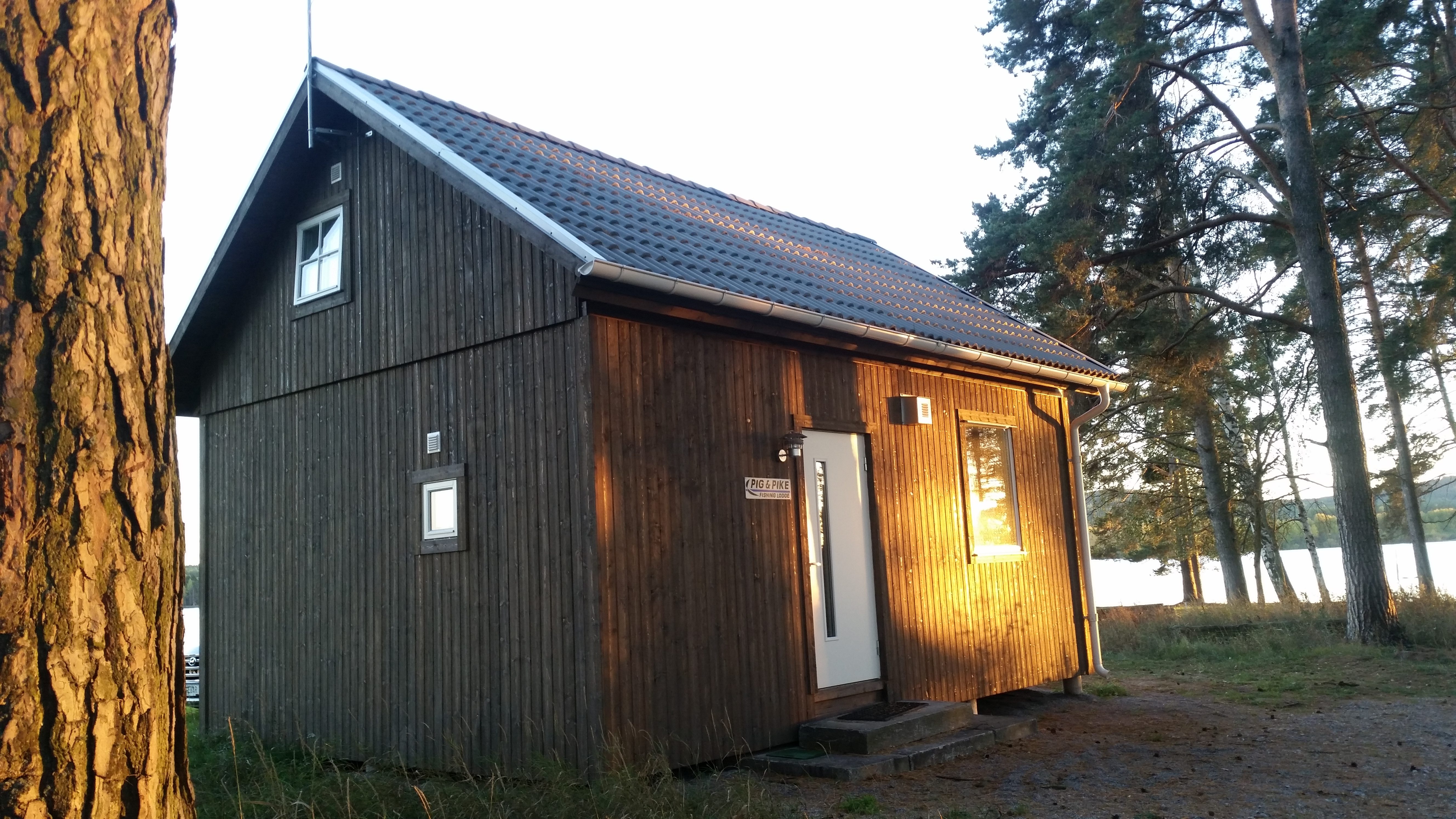 The Lodge with all facilities. A waterclose house up to 4 person. Directly close to the lake you fish in.