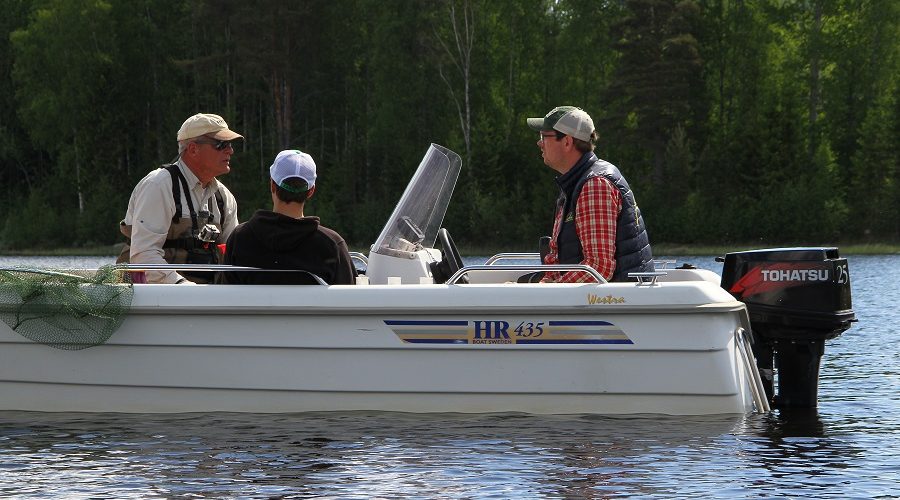 Fims guide Anders on the way guiding Leon Godijk on lake Mörtsjön!