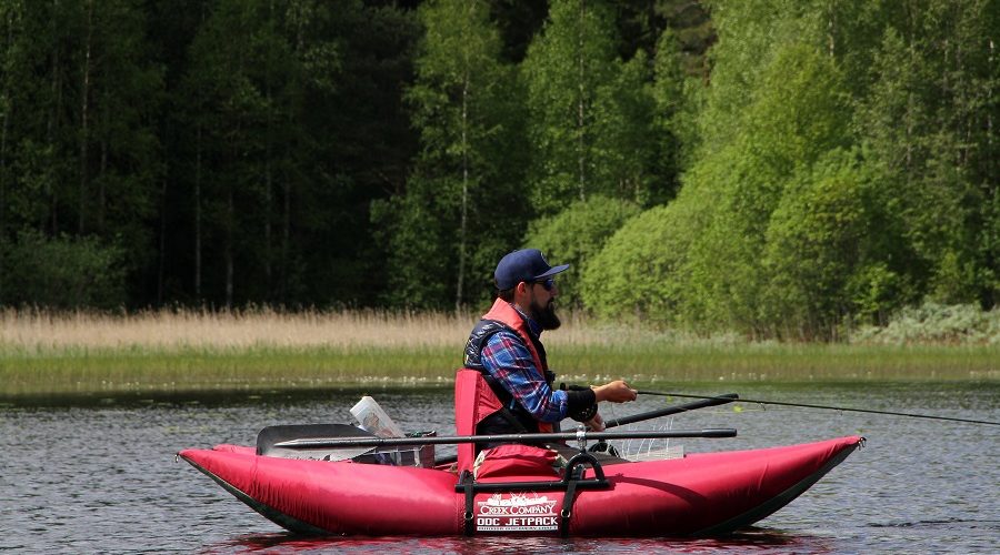 Fims guide Benny flyfishing for pike in the lake Mörtsjön!