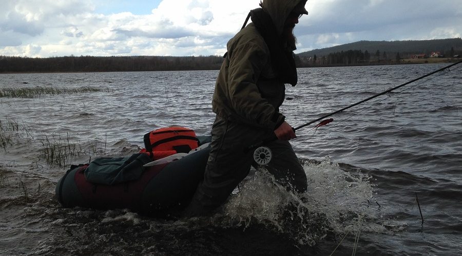 Fims guide Benny on his way out to the spot, flyfishing for pike!