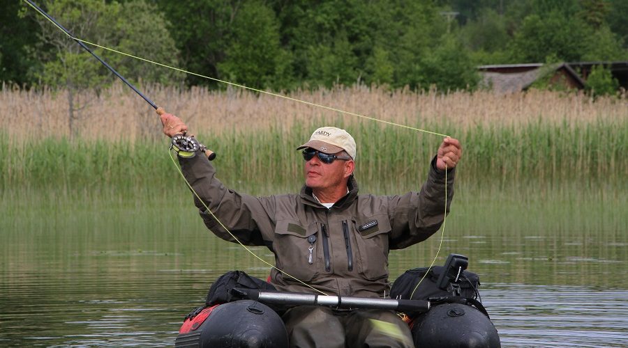 Leon Godijk flyfisherman from Holland flyfishing for pike in the lake Mörtsjön! Staying at Jössebo Vildmarkscamp.